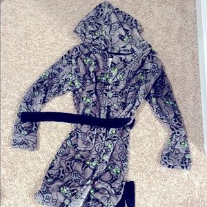 Boys size large CuddlDuds robe